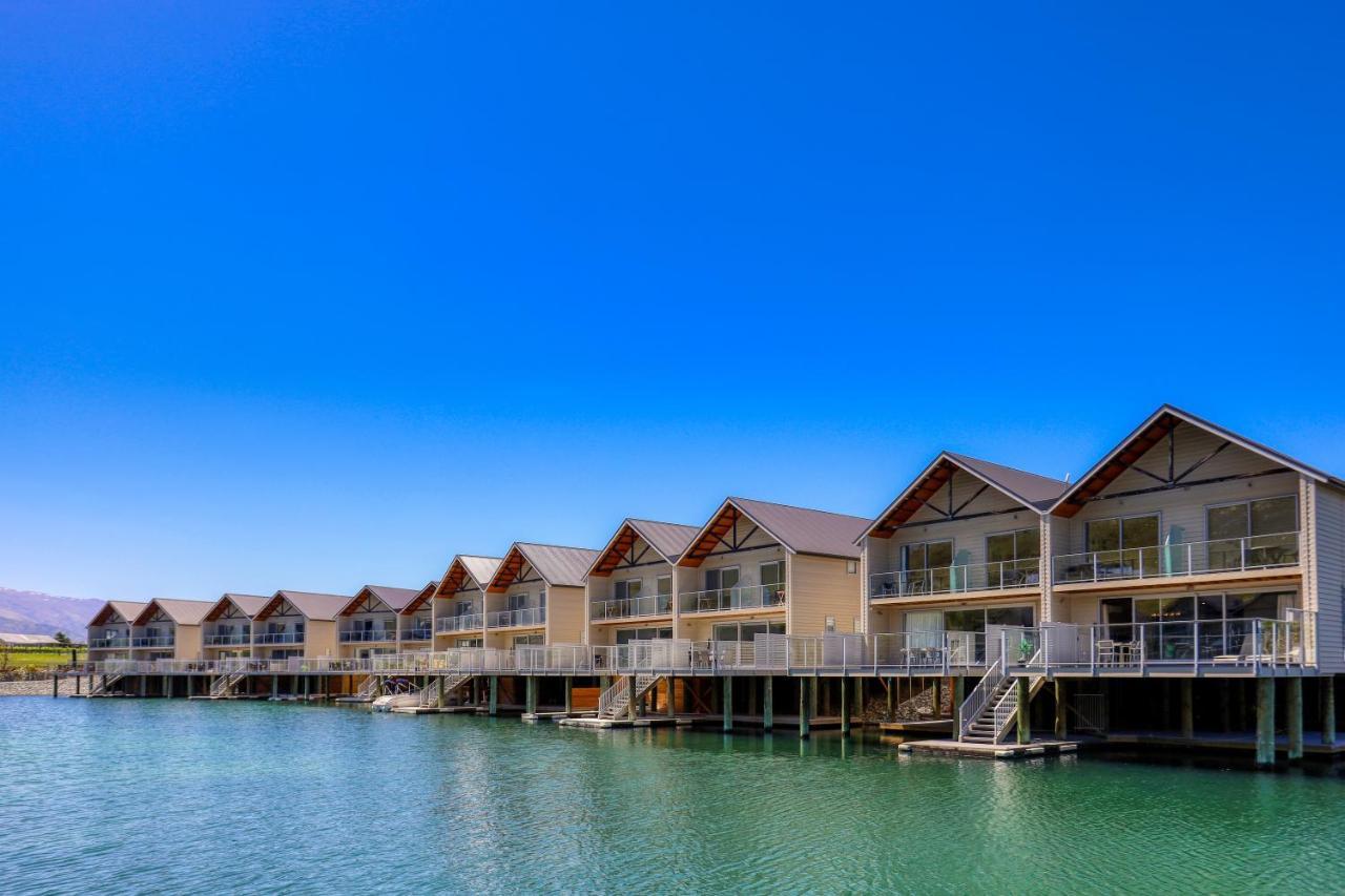 Marsden Lake Resort Central Otago Кромуел Екстериор снимка The resort's overwater bungalows