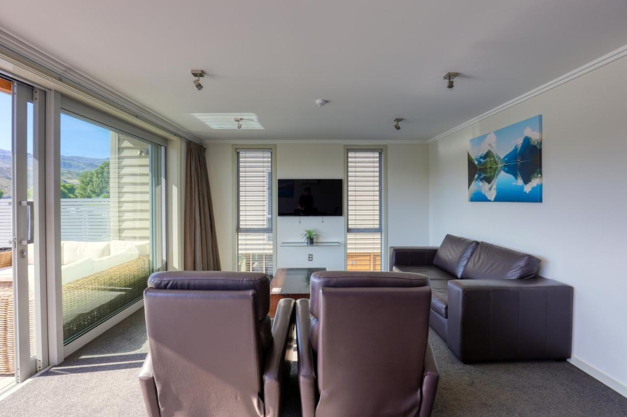 Marsden Lake Resort Central Otago Кромуел Екстериор снимка A living room in a typical apartment at the hotel