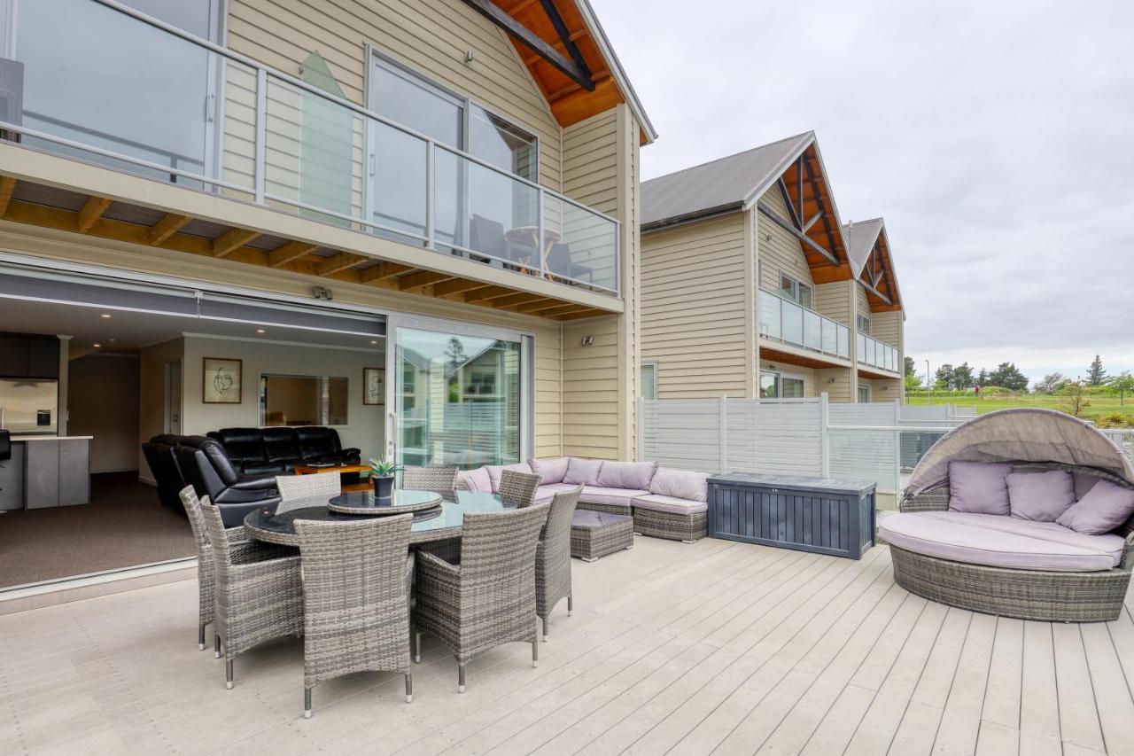 Marsden Lake Resort Central Otago Кромуел Екстериор снимка A composite wood deck