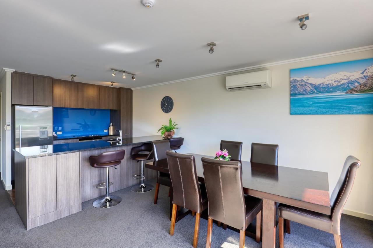 Marsden Lake Resort Central Otago Кромуел Екстериор снимка A kitchen and dining room in a typical apartment