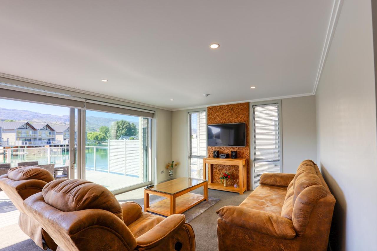 Marsden Lake Resort Central Otago Кромуел Екстериор снимка A living room in a typical apartment at the hotel