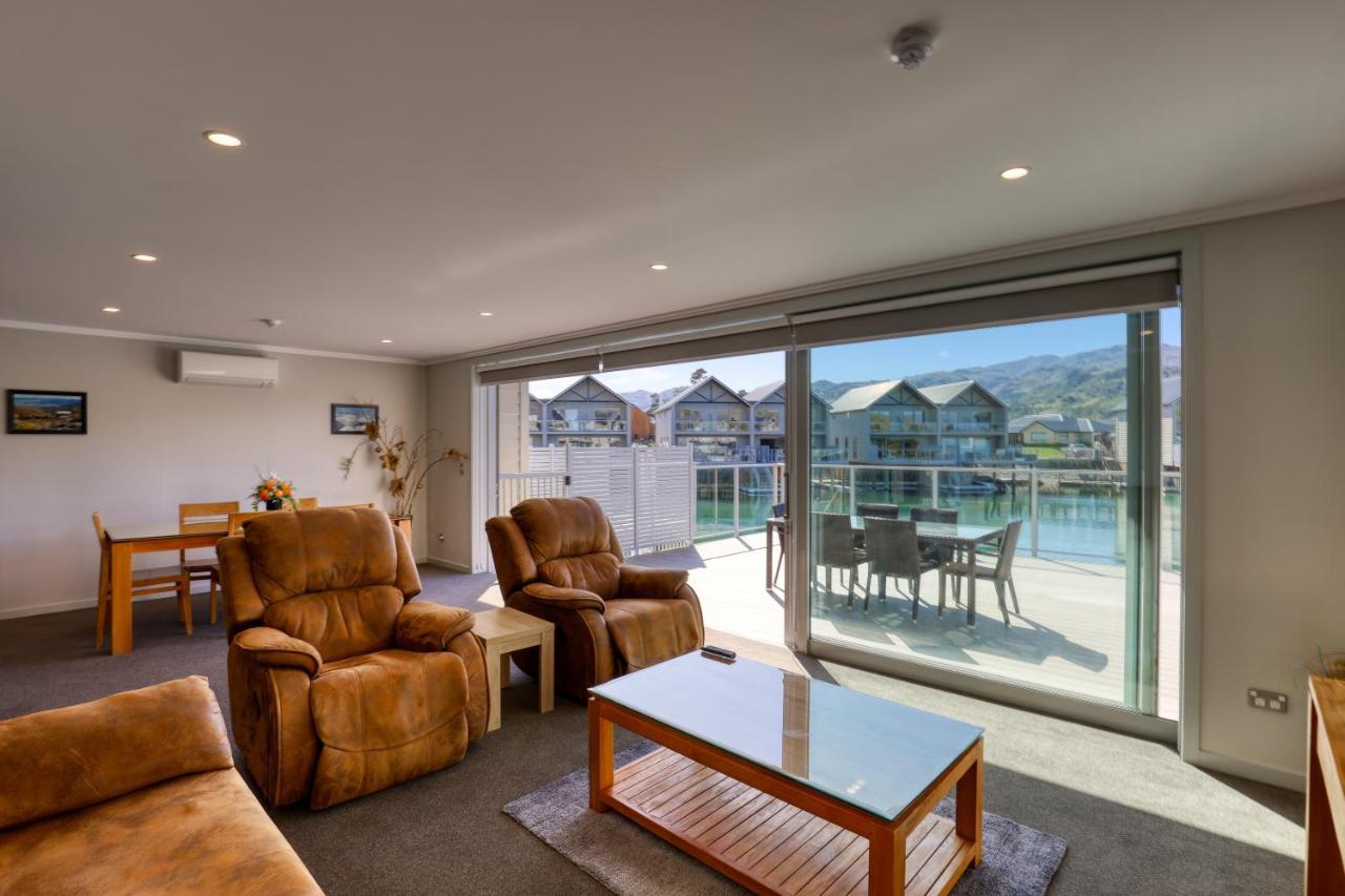 Marsden Lake Resort Central Otago Кромуел Екстериор снимка A living room with sliding doors