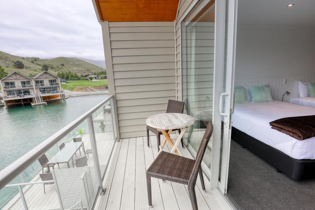 Marsden Lake Resort Central Otago Кромуел Екстериор снимка A balcony in a hotel