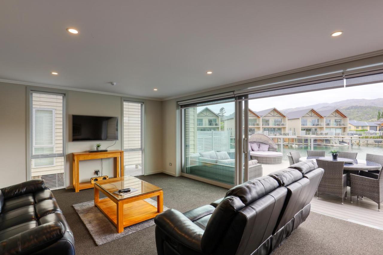 Marsden Lake Resort Central Otago Кромуел Екстериор снимка Living room with sliding doors
