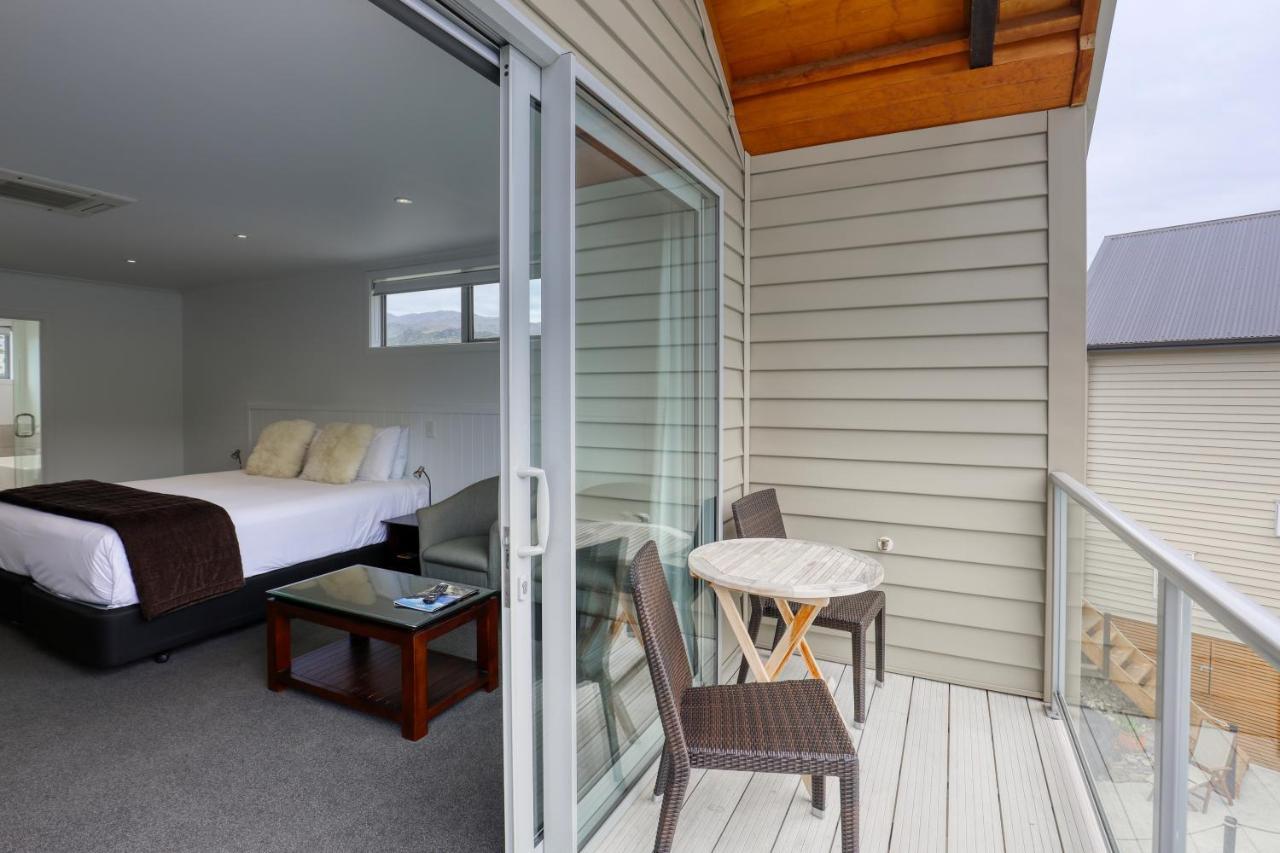 Marsden Lake Resort Central Otago Кромуел Екстериор снимка A balcony in a hotel room