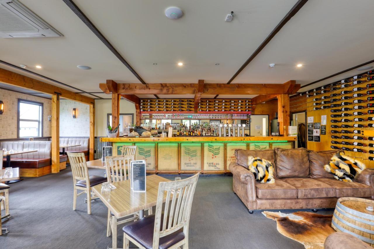 Marsden Lake Resort Central Otago Кромуел Екстериор снимка The bar at the restaurant