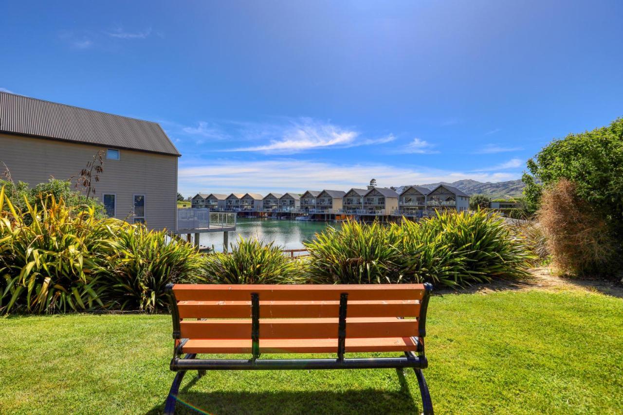 Marsden Lake Resort Central Otago Кромуел Екстериор снимка A bench at the lake